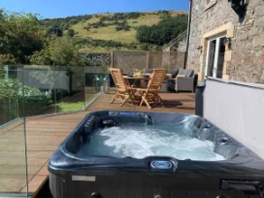 The Carthouse (Luxury 2 bed with private hot tub) - Image 3
