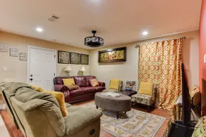 Newly Remodel 4BR/2BA & Jacuzzi 5 min airport &DT - Image 3