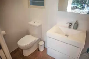 Sunny and modern villa located 5 mins walk from Avalon Beach! - Image 5
