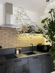 Cozy Studio Apartment with Terrace + Free Parking - Image 5