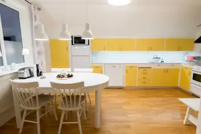 Cozy 2 bedroom apartment, bed sheets and towels are provided - Image 3