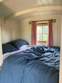 Luxury shepherds hut accommodation near Stonehenge - Image 4