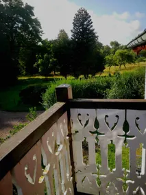 Detached house in a park - Image 5