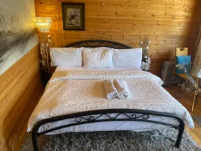 Rustic Cabin Super King Free Sauna hot tub Wifi - Image 2
