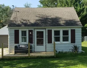 Whole 2br home with parking in quiet area - Image 2