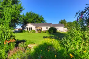 Country Garden | Hot Tub & Blue Mountain Views - Image 4