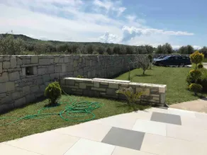 Beautiful Guest Apartment: Parking space - Image 4