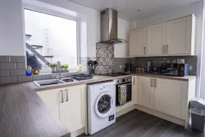 Lovely 2 Bedroom Apartment With Parking - Image 3