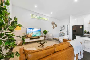 Spacious + Peaceful 3BR house w/deck, 1km to town - Image 5