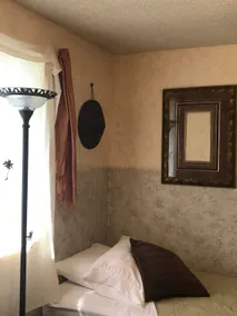Cozy 3 RM crashpad w/private entry, near airport - Image 5
