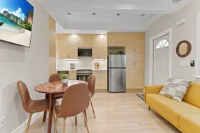 Stylish and cozy guest suite - Image 5