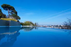 Apartment with a pool and excellent views - Image 2