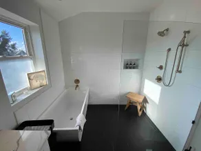 Charming Retreat with Modern Comforts / Spa Bath - Image 3