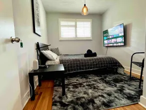 Private entire 1-bedroom with parking and backyard - Image 3