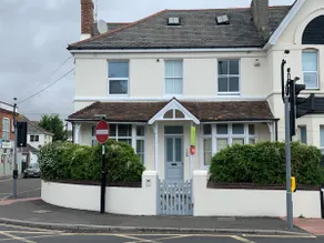 Charming 2 br apartment next to worthing station, close to town and seafront - Image 2