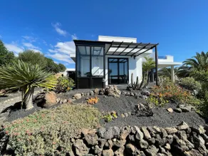 Stylish Desert Oasis with great ocean and mountain views - Image 3