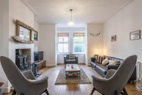 Large pretty holiday cottage by the sea sleeps 10 - Image 3