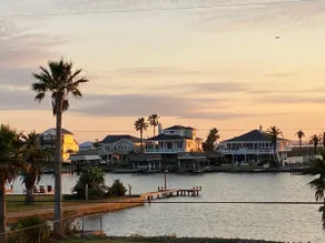Bay views Cottage w/private suite, 4 min from beach and Moody Gardens  - Image 2