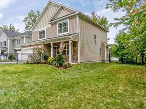 7 mins walk to beach! Waterfront view sunroom. - Image 2