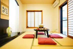 The feeling of openness in the living room with an atrium ceiling is the best!House, 5-minute drive from highway IC, BBQ set complete - Image 2