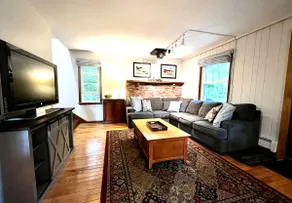 Comfy chalet near town, lake, skiing and hiking - Image 4