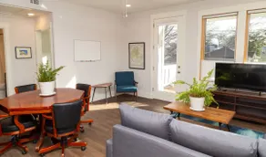 Spacious 2nd floor suite convenient to MARTA - Image 2