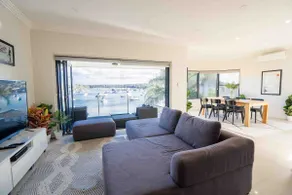     Luxury Waterfront Penthouse in Cronulla - Image 3