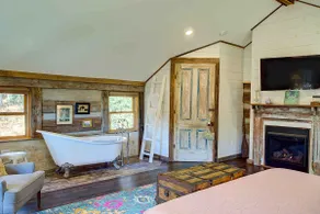 Chestnut Cabin- Couples Retreat, Hot Tub, Private - Image 2