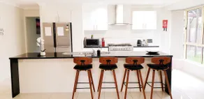 Walk to white sandy beach and shops, Pet friendly - Image 2