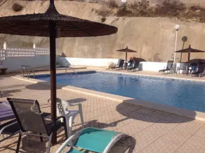 Excellent location 2 Bed Golf Course View - Image 2
