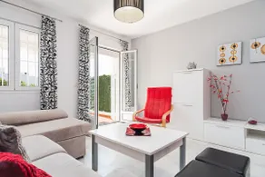 Modern lägenhet med gemensam pool - Image 4
