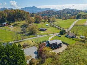 Shayne’s Sanctuary -Small house with BIG features! - Image 4