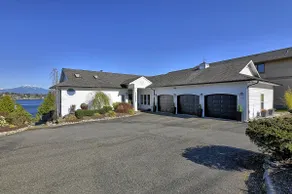 Endless Views @ This Elegant 5* Lake Stevens Home - Image 2