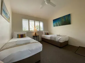 Sun-soaked apt in downtown Byron Bay, near beach - Image 2