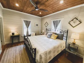 Stay in the heart of NB in this charming home! - Image 4