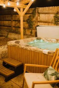 ☀Eclectic Escape☀ Hot tub ★Firepit★ Roku ★Downtown - Image 3