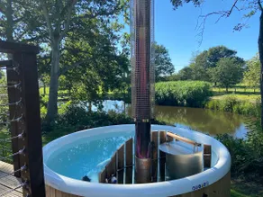 Idyllic Rural Log Cabin Escape with Hot Tub - Image 2