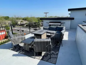 TRENDY 3bd w/Rooftop Firepit & Grill Bishop Arts - Image 2
