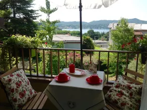 At Number 61 Bright apartment with lake view - Image 4