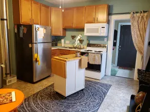 Quaint 1920s Townhouse - Image 3