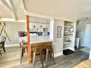 Cozy Charming Ski Chalet Sleeps 11 - Image 4