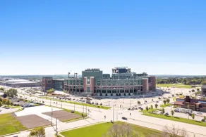Walk to Lambeau · 2BR House & Games - Image 5