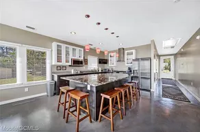 Waterfront Cottage on the Bay - Image 4