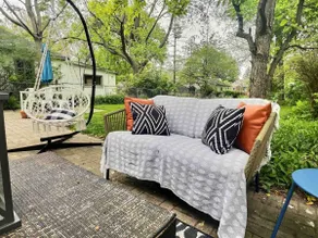Fenced yard* King Bed*blocks from Main St+Parks* - Image 3