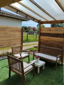 Fully equipped, air-conditioned wooden chalet - Image 4