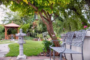 Urban Romantic Retreat Paradise in Garden & Trees - Image 4