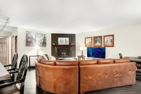 Large Two Bedroom in Heart of Gold Coast/ Old Town - Image 2