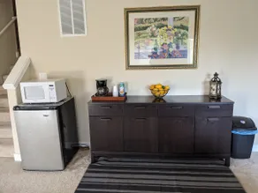 Lower Floor Residential Suite, 20 min to downtown - Image 4