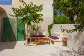 Mediterranean house in a fishing port - Image 4