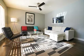 Clean Spacious Bungalow Free Parking near Downtown - Image 2